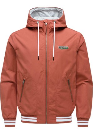 Rustfarget hettejakke med hvite snorer, frontglidelås, glidelåslommer på sidene, elastiske mansjetter og stripete kant; "ragwear"-logo på brystet.