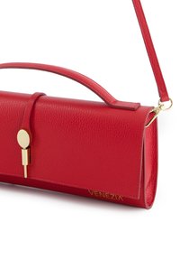 Rode leren handtas met een gladde textuur, gebogen handvat, gouden hardware en een gegraveerd "VENEZIA" logo. Compacte, rechthoekige vorm.