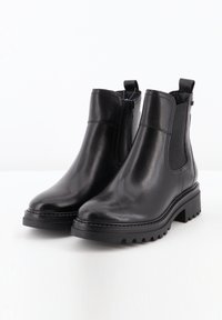 Stivali ankle neri in pelle con pannelli elastici laterali, chiusura con cerniera, suola in gomma chunky e dettagli testurizzati per una migliore aderenza.