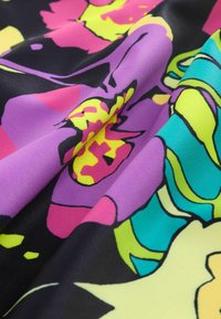 Multifarvet blomsterstof med en sort baggrund; prydet med lilla, lyserøde, gule og turkise mønstre; glat tekstur og let design.