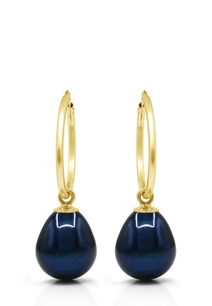 Boucles d'oreilles créoles en or, chacune ornée d'une unique grande perle pendante en forme de goutte, de couleur bleu foncé.