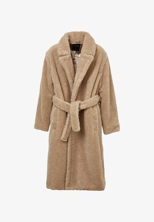Manteau teddy beige long avec col châle, taille ceinture et poches latérales, fabriqué en tissu doux et texturé.