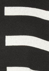 Tissu en tricot noir présentant de larges rayures blanches horizontales. La texture est lisse avec un motif uniforme sur toute la surface.