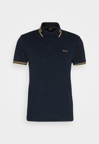 Polo bleu marine à manches courtes avec col et bordures de manches rayés or, patte à deux boutons et logo "BOSS" doré sur la poitrine.