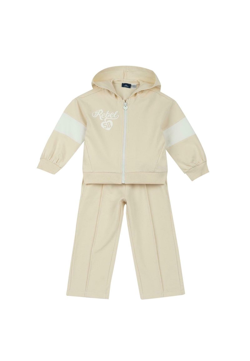 Ensemble survêtement beige pour tout-petit avec veste à capuche zippée ornée de bandes blanches sur les manches et texte "Rebel 58", accompagné d'un pantalon assorti.
