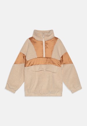 Beige sherpa fleece pullover med skinnende lysebrune paneler, halv lynlås, høj krave, lange ærmer samt elastiske manchetter og kant.