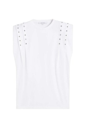 Top sin mangas blanco de tejido suave, con tachuelas metálicas a lo largo de los hombros. Cuello redondo simple con corte recto y textura lisa.