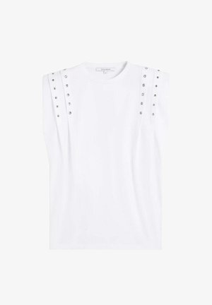 Top sin mangas blanco de tejido suave, con tachuelas metálicas a lo largo de los hombros. Cuello redondo simple con corte recto y textura lisa.