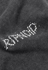 Szare płótno z gęstym wzorem białych nadruków, który układa się w napis "ROMAIO". Materiał wydaje się miękki o teksturowanej powierzchni.