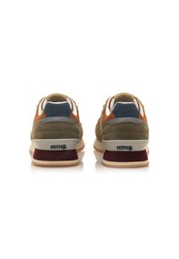 Zapatillas con un diseño de materiales mixtos, que presentan gamuza verde olivo, acentos de cuero marrón, detalles azules y una tapa de talón burdeos.