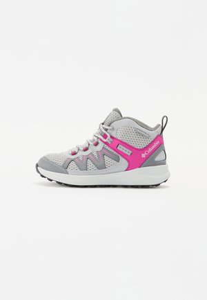Scarpe outdoor alte grigie e rosa con tomaia in rete, dettagli impermeabili e suola in gomma con un motivo di grip testurizzato.