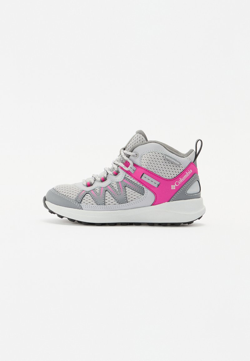 Scarpe outdoor alte grigie e rosa con tomaia in rete, dettagli impermeabili e suola in gomma con un motivo di grip testurizzato.