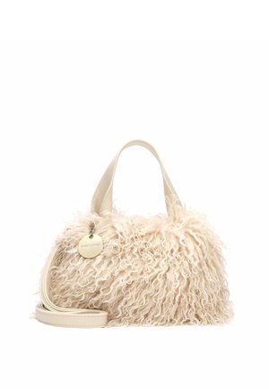Pequeño bolso beige con textura de piel sintética rizada, dos asas y una etiqueta metálica redonda colgando en el lado izquierdo.