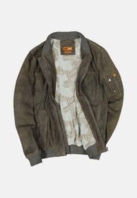 Braune Lederjacke mit einem grauen Kragen, ausgestattet mit einem blumenmusterartigen hellblauen Futter und mehreren Taschen, darunter eine mit Reißverschluss versehenen Armtasche.