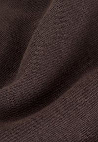 Tessuto marrone intrecciato che mostra una texture liscia e un sottile motivo diagonale, con una morbida caduta e senza decorazioni visibili.