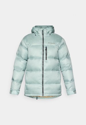 Šviesiai mėlyna pūkinė striukė su kepure, turinti priekinį užtrauktuką ir šoninę kišenę. Lygus paviršius su siuvinėtos struktūros raštu izoliacijai.