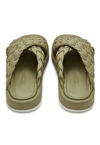 Olijfgroene slide-sandalen met een gevlochten bovenkant, een gevoerde binnenzool en een witte rubberen zool. Vlakke en open tenen stijl.