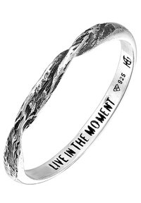 Srebrny pierścionek o fakturowanej powierzchni z twisted design. Wewnątrz grawerowane "ŻYJ CHWILĄ", oznakowany 925 dla srebra próby sterling.