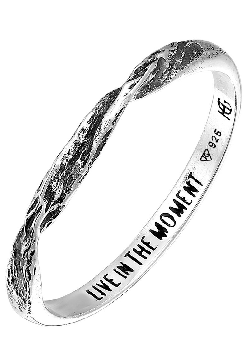 Srebrny pierścionek o fakturowanej powierzchni z twisted design. Wewnątrz grawerowane "ŻYJ CHWILĄ", oznakowany 925 dla srebra próby sterling.