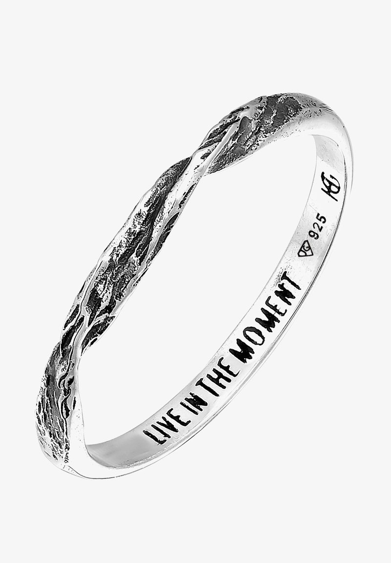 Sølvring med tekstureret overflade og snoet design. Graveret indeni med "LEV I ØJEBLIKKE", mærket 925 for sterling sølv.