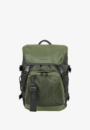 Zaino verde e nero con texture, dotato di pattina superiore, tasca frontale con zip, fibbie laterali e etichetta del marchio nera con la scritta "TUCANO".