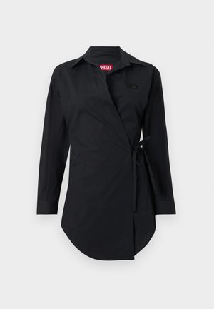 Sort omslagsbluse med lange ærmer, spids krave, bindelukning i siden og præget logo på brystlommen. Glat, let stof.