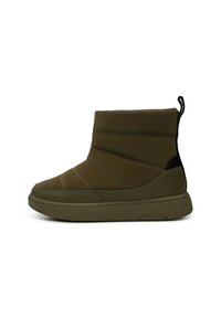 Olivgröna ankelskoboots med vadderad ovandel, sömdesign, svart texturerad sidopanel och tjock gummisul. Praktisk dragflik på hälen.