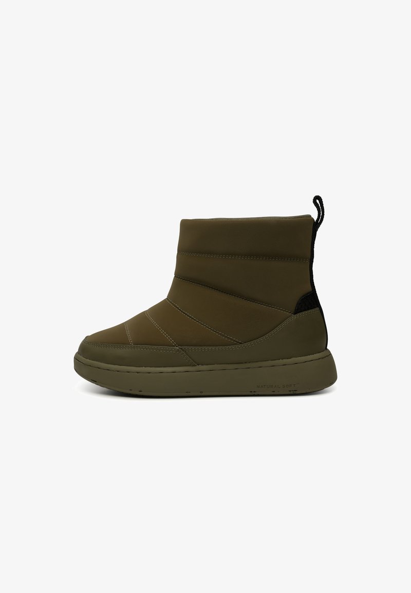 Olivgröna ankelskoboots med vadderad ovandel, sömdesign, svart texturerad sidopanel och tjock gummisul. Praktisk dragflik på hälen.