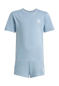 Ljusblå bomulls t-shirt och shorts-set, kortärmad, rundad halsringning, med en vit adidas-logotyp på bröstet och shortsen. Mjuk textur.