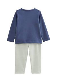 Haut à manches longues bleu marine avec un col rond associé à un pantalon rayé verticalement de couleur vert clair. Matière en coton doux, design décontracté.