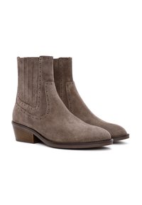 Un par de botas de tobillo de ante marrón con bajos tacones de bloque de madera y detalle decorativo perforado.