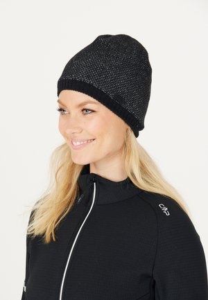 Svart stickad mössa med texturerad yta, som har en ribbad mudd. Tyget inkluderar subtila ljusa accenter och en liten logotag.