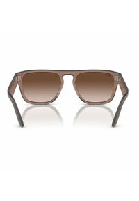 Occhiali da sole con lenti a gradiente marrone, caratterizzati da un design della montatura piatto e angolare. Le aste presentano un accento marrone scuro e un dettaglio hardware minimale.