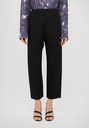 Sorte, højtaljede, tapered bukser med elastisk talje. Sæt sammen med en langærmet skjorte i navy med mønster og sorte stroppede sandaler.