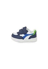 Sneaker blu navy e bianca con fascette in Velcro, accento verde, texture liscia e suola in gomma con battistrada per la presa.