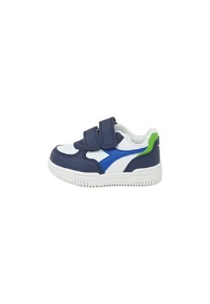 Sneaker blu navy e bianca con fascette in Velcro, accento verde, texture liscia e suola in gomma con battistrada per la presa.