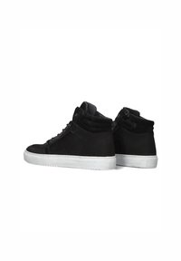 Zwarte high-top sneakers met een suède buitenkant, vetersluiting aan de voorkant, gevoerde kraag en een witte rubberen zool met een gestructureerde grip.