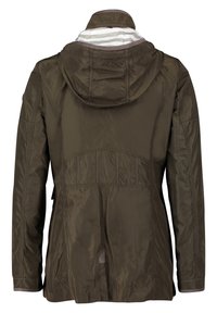 Oliwkowa kurtka z kapturem o lekkim, błyszczącym wykończeniu. Charakteryzuje się paskowanym wewnętrznym podszyciem, subtelnym przeszyciem oraz bocznymi kieszeniami.