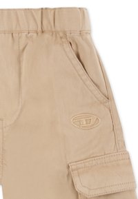 Pantaloni cargo beige in cotone, dotati di vita elasticizzata, tasche laterali e un logo ricamato sulla coscia.