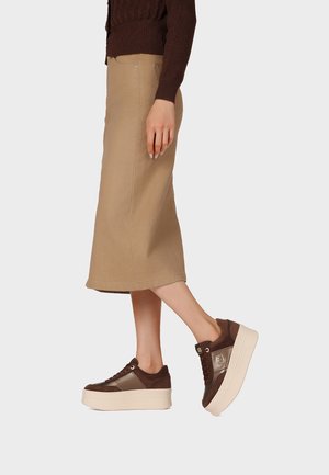 Queen Helena, X35-17 - Sneakers basse - marrone