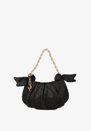 Černá texturovaná kabelka s nabíraným designem, zlatým šroubovicovým řetězcem a látkovými mašlemi na obou koncích. Obsahuje zlatý přívěsek ve tvaru písmene "M".