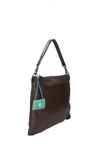 Borsa a tracolla in pelle marrone con una sola tracolla, chiusura a zip e un'etichetta azzurra attaccata; texture liscia, forma rettangolare.