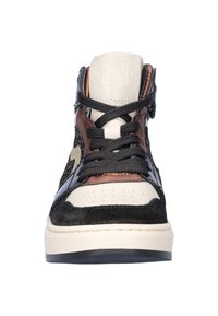 Hoge sneaker met een zwarte bovenkant, bruine accenten en een crèmekleurige neus. Voorzien van vetersluiting en gestructureerde materialen.