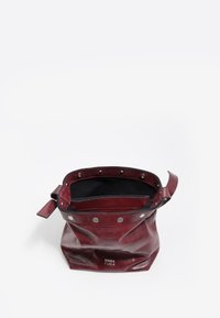 Torba z burgundowej skóry Bimba y Lola o luźnym kształcie, z zapięciem na zatrzask, srebrnymi akcentami oraz czarnym podszewką.