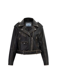 Zwarte leren motorjack met zilveren studs op de kraag, meerdere rits- en drukknoopzakken, aansluitend ontwerp en een ceintuur in de taille.