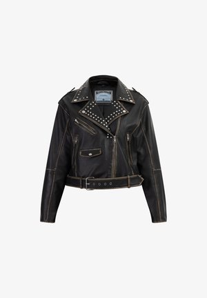 Mustan nahkainen moottoripyöräilijän takki, jossa on hopeiset niitit kauluksessa, useita vetoketjullisia ja nepparipusseja, istuva muotoilu ja vyöllinen vyötärö.