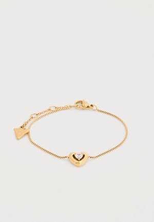 Bracelet chaîne dorée avec un centre en forme de cœur orné d'une pierre précieuse claire. Comprend un fermoir mousqueton et une longueur ajustable.