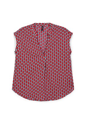 Blusa rossa a maniche corte con scollo a V, caratterizzata da un motivo geometrico di diamanti e cerchi alternati in bianco e nero.