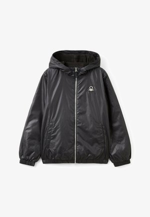 Czarna lekka kurtka z kapturem, suwakiem z przodu, elastycznymi mankietami i dwiema bocznymi kieszeniami. Na piersi znajduje się dyskretne haftowane logo.