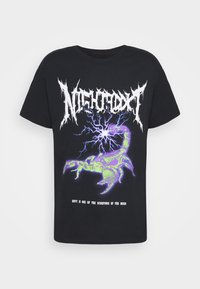 Camiseta de algodón negra con un diseño gráfico de un escorpión verde y morado con rayos, acompañado del texto "LA ENVIDIA ES UNO DE LOS ESCORPIONES DE LA MENTE."